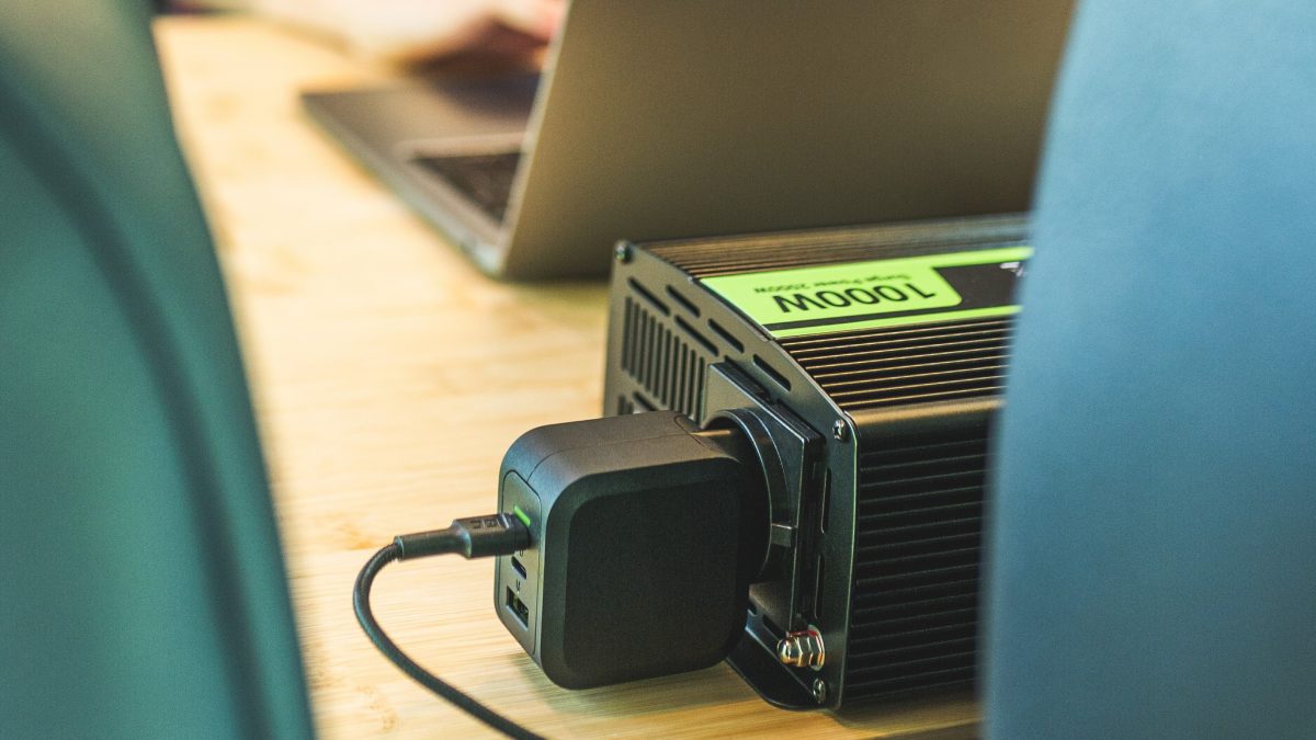 Měnič napětí - co to je a k čemu se používá? - Emeru